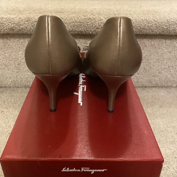 Authentic Brand New Salvatore Ferragamo Vara Bow Open toe Pumps Heels - Picture 2 of 6